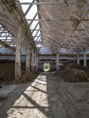 Büyük Mekanik Depolar, Reggio Emilia, İtalya 'nın iç kısımları yok edildi ve terk edildi..