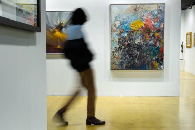 Modern Sanat Galerisinde Yürüyen ve Hayranlık duyan İnsanlar.