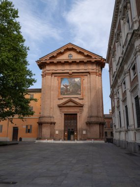 Reggio Emilia, İtalya 'daki St. Francis Kilisesi ya da Lekesiz Gebelik Cemaati cephesi.