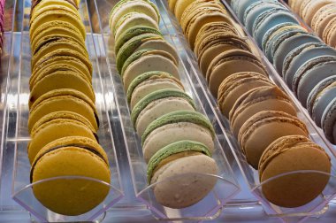 Makarna Renkli Pastalar, Bisküviler, badem aromalı kurabiyeler. Bir Pasta dükkanındaki bir vitrin içinde..