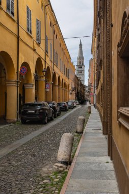 Modena 'daki Cesare Battisti Caddesi, Renkli Atari Salonları ve İtalya' daki Katedral Kulesi ile Eski Binalar.