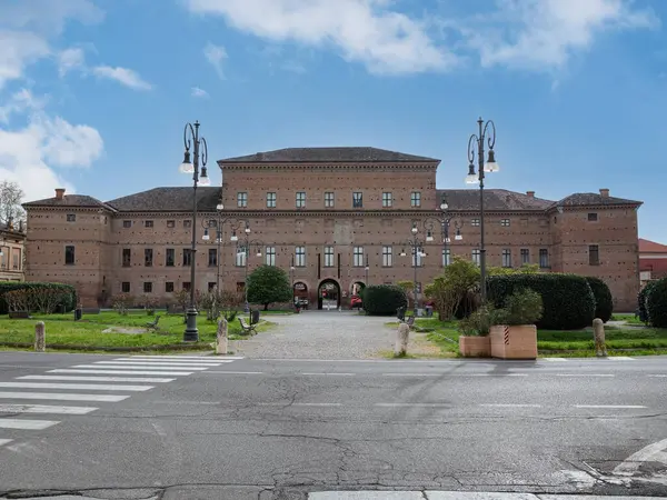 Gualtieri 'deki Belediye Kulesi, Reggio Emilia, İtalya.