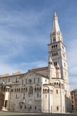 İtalya 'nın Modena kentindeki Grande Meydanı' nda bulunan Katedral ve Kule 'nin Dış Görünümü.