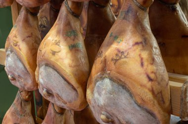 Çiğ Parma Jambon Bacaklarını Bir İtalyan Restoranında Asmak.