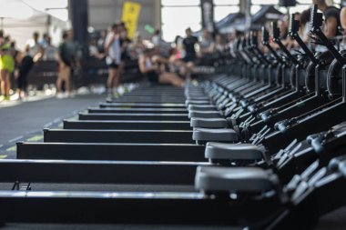 Spor salonundaki Modern Siyah Kürek Makinesi Grubu: Fitness Ekipmanı.