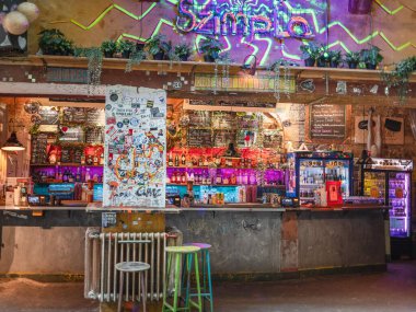 Budapeşte 'deki harabeler, çöpe atılmış nesnelerle yaratıcılık ve sanat - Macaristan.