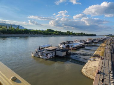 Nehir kenarındaki Panorama: Tekneler Tuna kıyısı boyunca, Budapeşte - Macaristan.