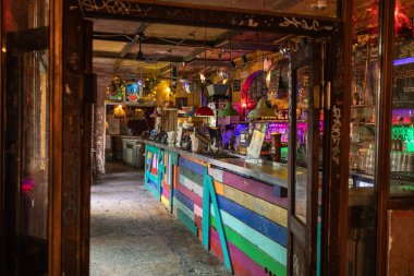 Budapeşte 'deki harabeler, çöpe atılmış nesnelerle yaratıcılık ve sanat - Macaristan.