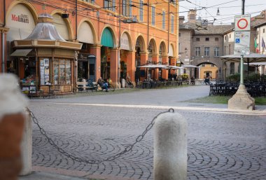 Modena 'daki Corso Duomo, Arcades, Tarihi Gazete Dükkanı ve Kahve Dükkanları, İtalya.