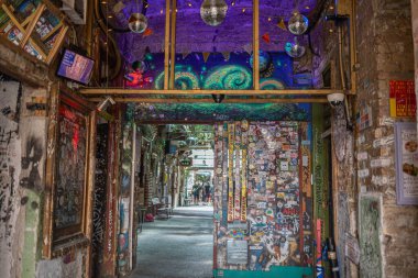 Budapeşte 'deki harabelerin içindeki boyanmış ve dekore edilmiş kapılar, Atılmış nesnelerle yaratıcılık ve sanat - Macaristan.