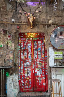 Budapeşte 'deki harabelerin içindeki boyanmış ve dekore edilmiş kapılar, Atılmış nesnelerle yaratıcılık ve sanat - Macaristan.