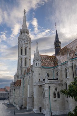 Neo-Gotik Aziz Matthias Kilisesi Balıkçı Kalesi, Budapeşte - Macaristan yakınlarındaki Renkli Çatı.