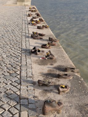 Tuna Nehri boyundaki ayakkabılar: Tuna Nehri, Budapeşte - Macaristan 'da Dokunaklı Anıt.