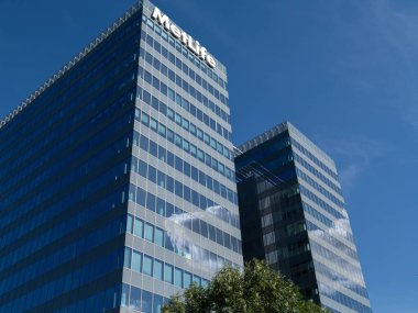 Duna Kulesi, MetLife 'ın Budapeşte Karargahının Parlak Cam Cephesi: Budapeşte' de Çarpıcı bir Gökdelen - Macaristan.