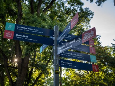 Margaret Adası, Budapeşte, Macaristan 'daki Kamu Parkı içindeki Yer ve Faaliyetler için Yönerge Tabelaları.