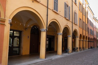 Modena 'daki Farini Caddesi, Renkli Oyun Salonları ile Eski Bina, İtalya.