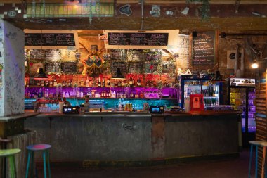 Budapeşte 'deki harabeler, çöpe atılmış nesnelerle yaratıcılık ve sanat - Macaristan.