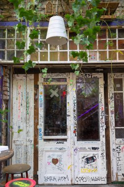 Budapeşte 'deki harabelerin içindeki boyanmış ve dekore edilmiş kapılar, Atılmış nesnelerle yaratıcılık ve sanat - Macaristan.