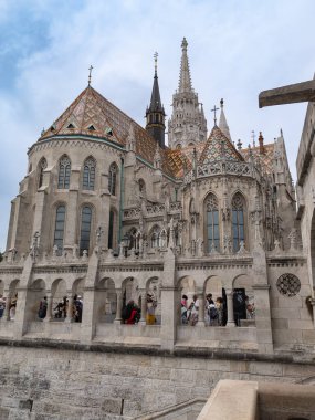 Neo-Gotik Aziz Matthias Kilisesi Balıkçı Kalesi, Budapeşte - Macaristan yakınlarındaki Renkli Çatı.