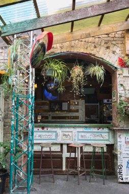 Budapeşte 'deki harabeler, çöpe atılmış nesnelerle yaratıcılık ve sanat - Macaristan.