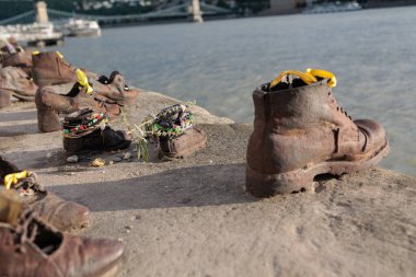 Tuna Nehri boyundaki ayakkabılar: Tuna Nehri, Budapeşte - Macaristan 'da Dokunaklı Anıt.