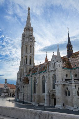 Neo-Gotik Aziz Matthias Kilisesi Balıkçı Kalesi, Budapeşte - Macaristan yakınlarındaki Renkli Çatı.