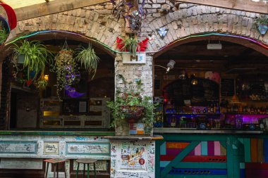 Budapeşte 'deki harabeler, çöpe atılmış nesnelerle yaratıcılık ve sanat - Macaristan.