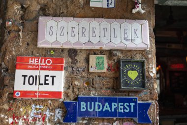 Renkli Döşemeler, Budapeşte 'deki Harabeler' de Atılmış Nesnelerle Yaratıcılık ve Sanat Detayları.