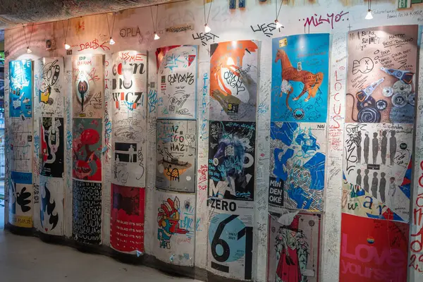 Duvarda asılı grafiksel sanat panelleri ve karalamalar, Budapeşte 'deki Harabeler' de atılmış nesnelerle yaratıcılık ve sanatın ayrıntıları - Macaristan.