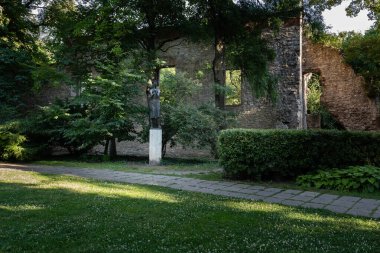 Budapeşte, Margaret Adası 'ndaki yemyeşil harabeler arasında Macaristan.