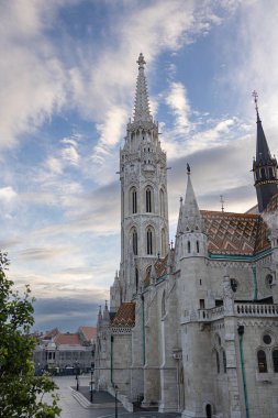 Neo-Gotik Aziz Matthias Kilisesi Balıkçı Kalesi, Budapeşte - Macaristan yakınlarındaki Renkli Çatı.