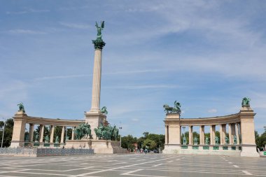 Budapeşte, Kahramanlar Meydanı 'ndaki Colonnade Panoramik Manzarası.