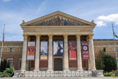 Budapeşte Sanat Salonu veya Sanat Sarayı - Mucsarnok Kunsthalle - çağdaş bir sanat müzesi ve tarihi bir bina, Budapeşte - Macaristan.