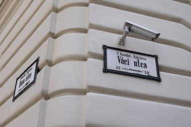 Budapeşte 'nin ana Iconic alışveriş caddelerinden biri olan Macaristan' ın Budapeşte Köşesindeki Sokak İşareti ve Gözetlemesi.