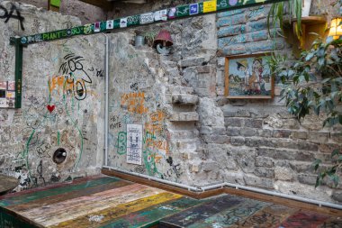 Budapeşte 'deki harabeler, çöpe atılmış nesnelerle yaratıcılık ve sanat - Macaristan.