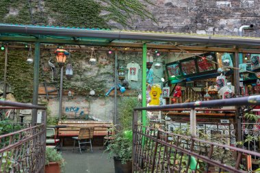 Budapeşte 'deki harabeler, çöpe atılmış nesnelerle yaratıcılık ve sanat - Macaristan.