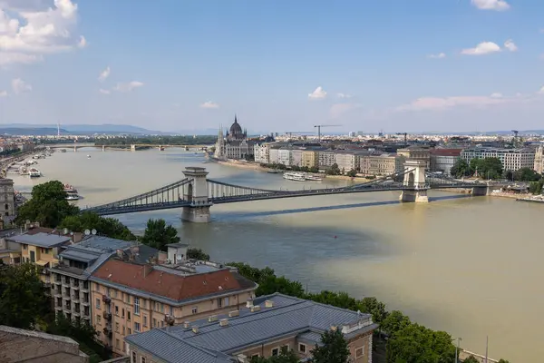 Macaristan 'ın Budapeşte kentindeki Szchenyi Zincir Köprüsü.