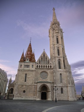 Neo-Gotik Aziz Matthias Kilisesi Balıkçı Kalesi, Budapeşte - Macaristan yakınlarındaki Renkli Çatı.