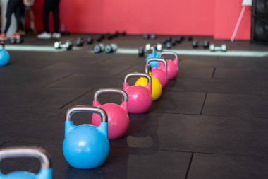Art arda zindelik için renkli ekipman - Kettlebell.