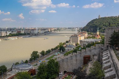 Macaristan 'ın Budapeşte kentindeki Tuna Nehri üzerindeki Elisabeth Köprüsü