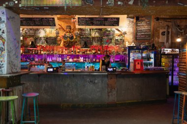 Budapeşte 'deki harabeler, çöpe atılmış nesnelerle yaratıcılık ve sanat - Macaristan.