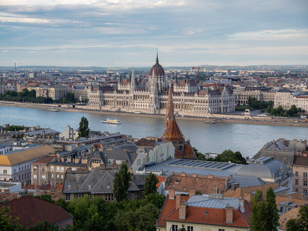 Вид сверху с противоположного берега Дуная парламента Будапешта - Венгрия.