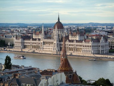 Budapeşte Parlamentosu 'nun Tuna Nehri' nin karşı kıyısından Macaristan 'ın üst manzarası.