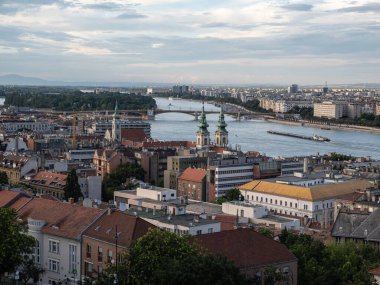 Budapeşte ve Margaret Köprüsü şehir manzarası arka planda - Macaristan.