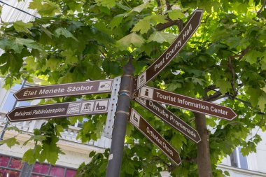 Budapeşte - Macaristan 'da Çok sayıda Turist İstilası İçin Yön İşareti.