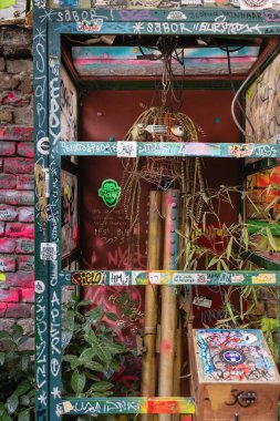 Eklektik Sokak Sanatı Sergisi, Renkli Çerçevedeki Nesnelerin Entrika Derlemesi, Budapeşte 'deki Harabeler' de Atılmış Nesneler ile Yaratıcılık ve Sanat Detayları - Macaristan.