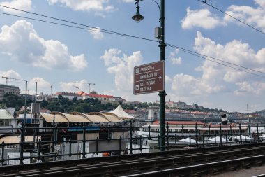 Budapeşte 'nin Nehir Kenti Manzarası: Tekneler ve Köprü ile Şehir.