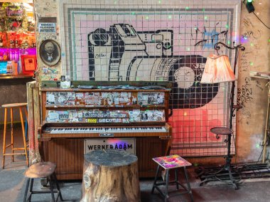 Eskimiş ve yıpranmış Piyano İnce Aydınlatma Odasında Çıkartmalarla kaplı, Budapeşte 'deki Harabeler' de Atılmış Nesnelerle Yaratıcılık ve Sanat Detayları.