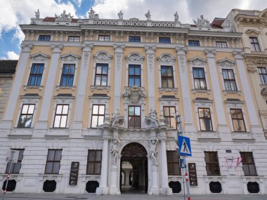 Palais Kinsky, Avusturya 'nın orta kesiminde, bazen Palais Daun-Kinsky olarak da anılan bir Barok sarayı..