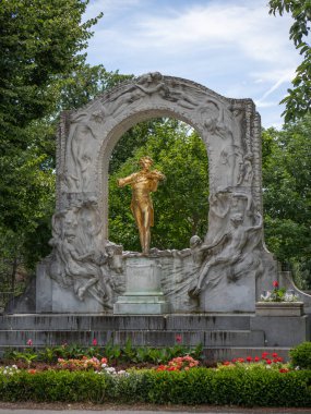 Viyana 'daki StadtPark' taki Johann Strauss Altın Heykeli.